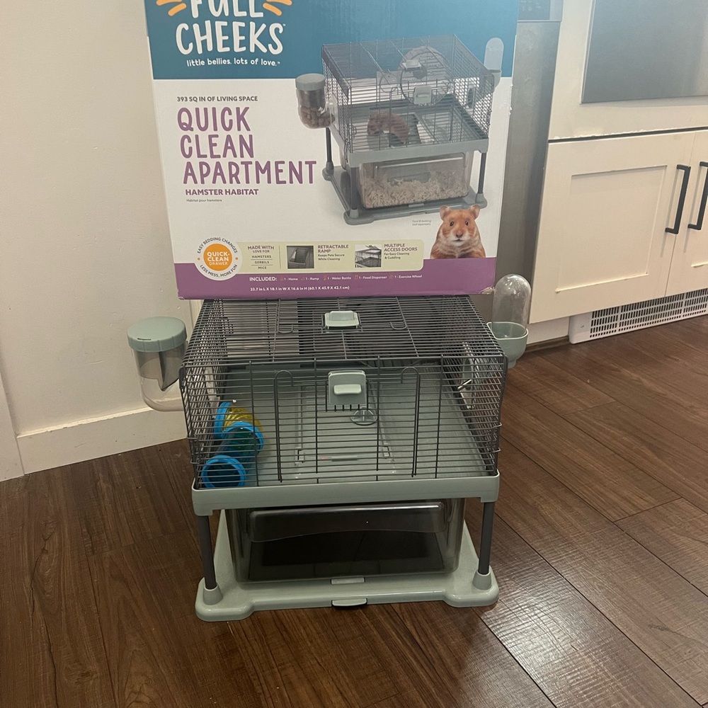 Full Cheeks Hamster Habitat with Accessories